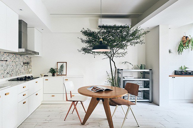 Không có các bức tường ngăn cách, không gian bàn ăn và bếp nằm được đặt ở góc trái của ngôi nhà. Cảm giác tự do, phòng khoáng được đẩy lên mạnh mẽ.