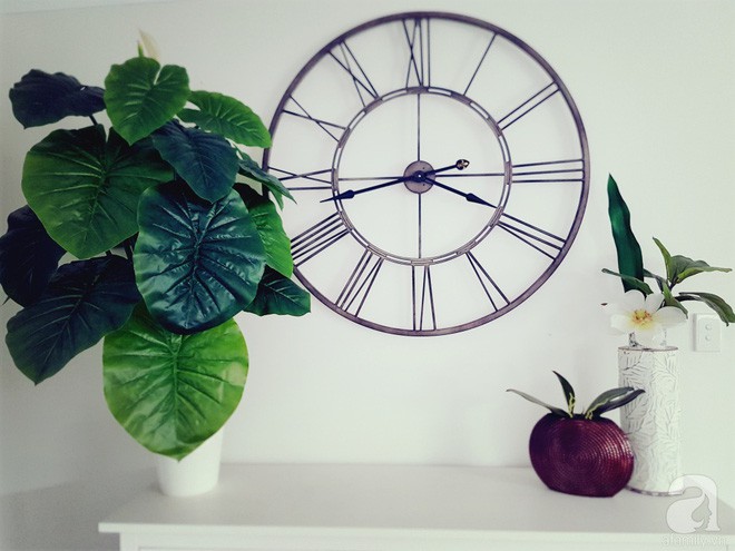 Không gian phòng ăn cũ được sử dụng để mở rộng bếp. Không gian garage cũ được sử dụng để làm phòng ăn và để 1 bàn làm việc nhỏ. Việc dời bỏ tường giúp nơi sinh hoạt chung được thoáng đãng, và giúp các thành viên trong gia đình được kết nối với nhau trong lúc xem tivi, nấu ăn, dùng bữa hay sử dụng máy tính. Không gian này cũng rất lý tưởng để tổ chức tiệc vì Ngân có thể vừa nấu ăn vừa tiếp khách.