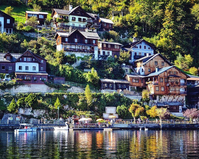 Đặt chân đến đây, mọi người sẽ có dịp đi thuyền để thưởng lãm trọn vẹn khung cảnh núi non, mây trời và những ngôi nhà thật đẹp, thật bình yên và cũng vô cùng quyến rũ.