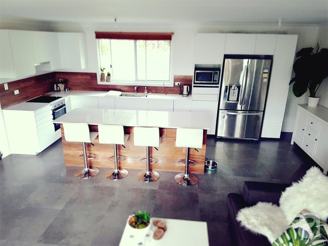 Bếp nấu được bố trí bên cạnh phòng khách.