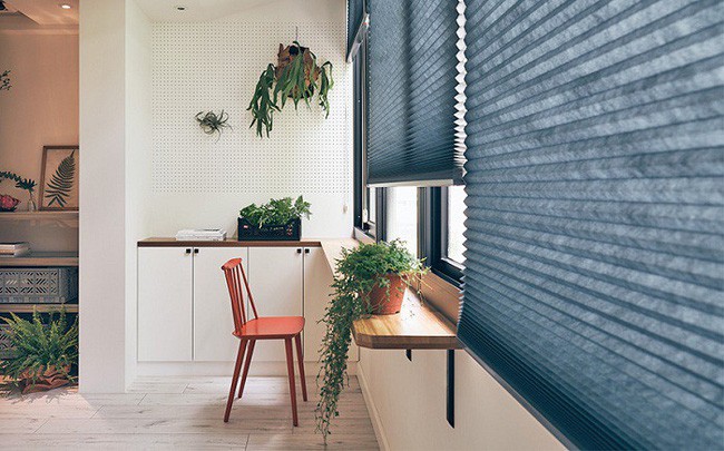 Một lợi thế lớn của ngôi nhà này là có rất nhiều cửa sổ nên cặp vợ chồng đã lắp đặt một kệ gỗ vừa là nơi đọc sách vừa là bàn uống cà phê trò chuyện.