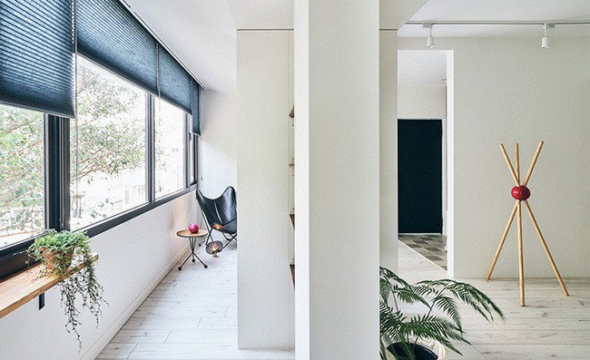 Ngôi nhà được sơn toàn bộ bằng màu trắng, lúc đầu hai vợ chồng khá lo lắng tới vấn đề ngôi nhà bị trông quá lạnh. May mắn thay khi hoàn thành nó tuyệt vời hơn tưởng tượng của họ khá nhiều.