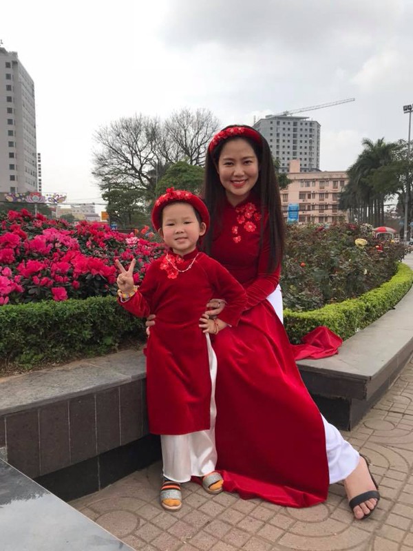 
Thu Hiền và con gái thường diện áo dai đi chơi vào những dịp năm mới.
