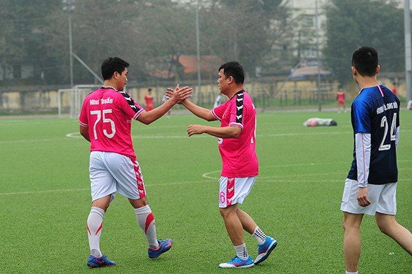 Cựu cầu thủ Như Thuần chia vui với đồng đội khi ghi bàn thắng thứ hai cho V-Star.