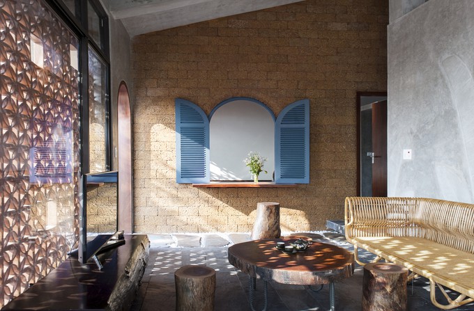 Ngôi nhà là sự pha trộn giữa kiến trúc truyền thống nông thôn Bắc bộ với những vật liệu đặc biệt, đã được các trang web kiến trúc hàng đầu thế giới như Archdaily và Architizer (Mỹ), DesignBoom (Italy), giới thiệu đầu năm nay. Nó cũng có tên trong danh sách tham dự giải thưởng Kiến trúc quốc gia 2018 (kết quả chưa được công bố).