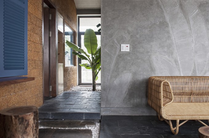 Lớp thứ ba là cửa kính cường lực, lớp cửa này đóng mở linh hoạt để đối lưu không khí và người mẹ dễ dàng đóng cửa nhà khi tránh những cơn bão lớn.