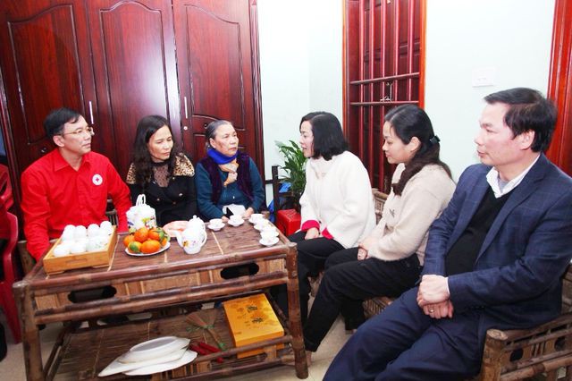 
Bà Nguyễn Thị Thanh, Bí thư tỉnh Ninh Bình (thứ 3 từ phải qua) thăm, chia sẻ với những người thân trong gia đình anh Dương Hồng Quý.
