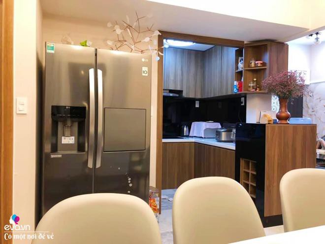 Không gian làm việc, chị kê thêm sofa để làm giường ngủ cho khách.