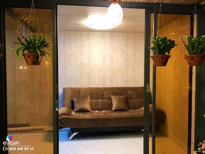 Không gian làm việc, chị kê thêm sofa để làm giường ngủ cho khách.