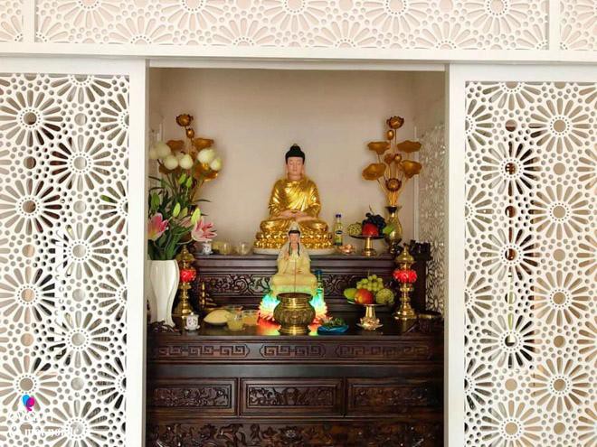 Khu vực phòng khách và phòng thờ gần nhau nhưng vẫn tạo được sự riêng tư nhờ cánh cửa kéo.