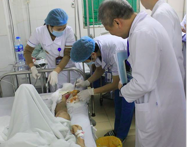 
Đích thân GS.TS Lê Ngọc Thành - Giám đốc Bệnh viện E đã trích 1 tháng lương để hỗ trợ hoàn cảnh thương tâm này.
