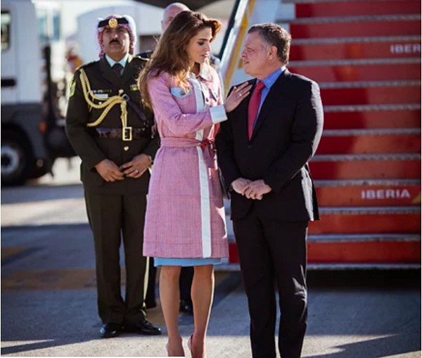 Rania âu yếm bên chồng Quốc vương Jordan.