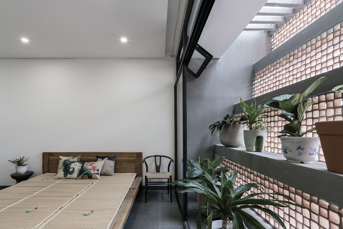 Vì thế, kiến trúc sư đề xuất một lớp lưới chống côn trùng bao trùm mặt trước và sau ngôi nhà, vào khoảng gần 100m2, như là một tấm mùng lớn che chở các hoạt động gia đình bên trong.