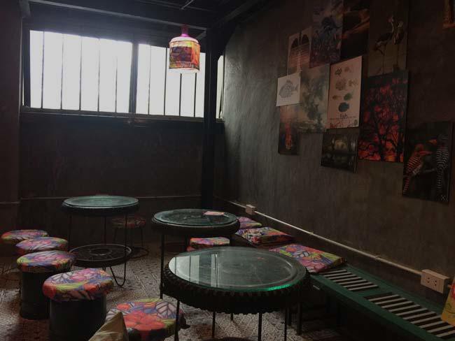 Nằm trong con ngõ nhỏ trên phố Hàng Tre của Thủ đô Hà Nội, căn nhà nhỏ 3 tầng cổ kính được tận dụng để làm thành một quán cafe.