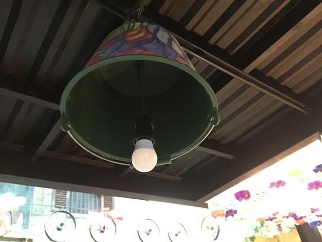 Một chiếc xô hỏng được làm thành chụp đèn