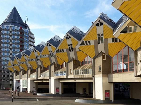 
Chuỗi nhà khối lập phương (Hà Lan). Những căn nhà tuyệt vời này được thiết kế bởi Piet Blom, ông thiết kế công trình độc đáo này khi được yêu cầu xây dựng nhà từ cầu đi bộ trước đó, với mỗi khối lập phương gồm 3 tầng cho không gian sinh sống.
