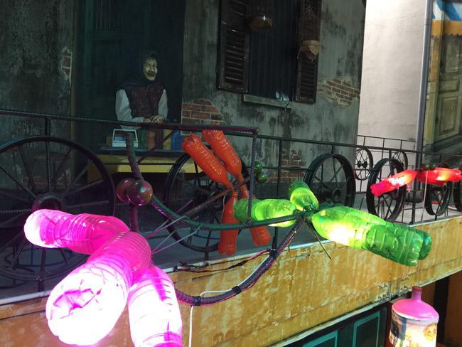 Cũng theo chủ quán chia sẻ, thay vì hô vang khẩu hiệu “thân thiện với môi trường” thì chúng ta nên bắt tay vào từ những hành động nhỏ nhất để nâng cao ý thức bảo vệ môi trường.