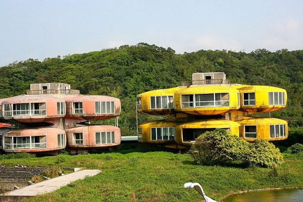 
Nhà UFO (Đài Loan). Những ngôi nhà xinh đẹp này còn có tên gọi là Thành phố Kén tằm Tam Chi. Với mục đích ban đầu là khu nghỉ dưỡng, những ngôi nhà này được hoàn thiện vào cuối những năm 1970. Tuy nhiên đến năm 2010, chúng bị phá hủy để phục vụ cho mục đích thương mại.
