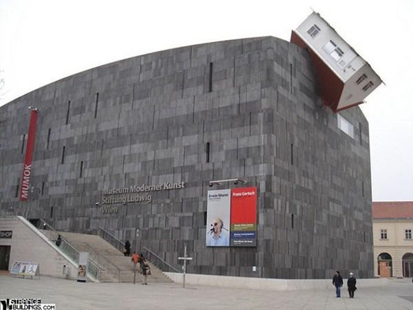 
Ngôi nhà Tấn công (Áo). Bảo tàng Moderner Kunst được thiết kế bởi nghệ sỹ Erwin Wurm và là bảo tàng mỹ thuật lớn nhất nước Áo, với hình ảnh một ngôi nhà nhỏ lao vào mái tòa nhà.
