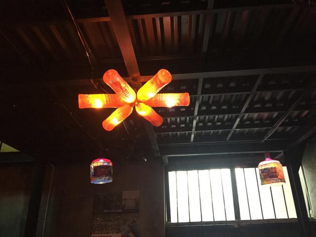 Câu chuyện về việc tái sử dụng những chiếc chai, những đồ phế liệu đến với 3 chàng trai 8x từ đó, và họ bắt tay vào cùng làm nên quán cafe này như vậy.