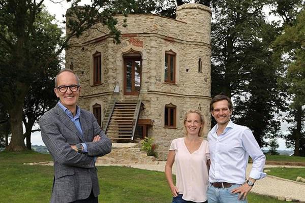 
2 vợ chồng kiến trúc sư đã quyết định cải tạo lại tòa lâu đài dù chưa chắc về việc mình có thể sở hữu nó như tài sản tư hay không.
