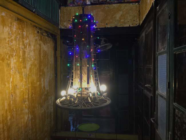 Chiếc guồng của máy tuốt lúa đạp chân một thời đã được nhóm bạn lên ý tưởng tận dụng biến thành chiếc đèn chùm.