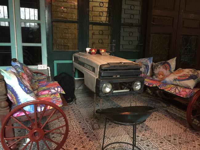 Chiếc vỏ của đầu máy cày biến thành bàn để khách ngồi thưởng thức đồ uống.