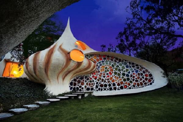 
Ngôi nhà Ốc ánh vũ (Mexico). Ngôi nhà độc đáo hình vỏ ốc này được xây dựng năm 2006 bởi kiến trúc sư người Mexico Javier Senosiain, với thiết kế sử dụng thiên nhiên để tạo ra không gian thực và ấm cúng. Ngoài sự kết hợp giữa nghệ thuật và kiến trúc hiện đại, căn nhà thậm chí còn có cả một khu vườn bên trong.
