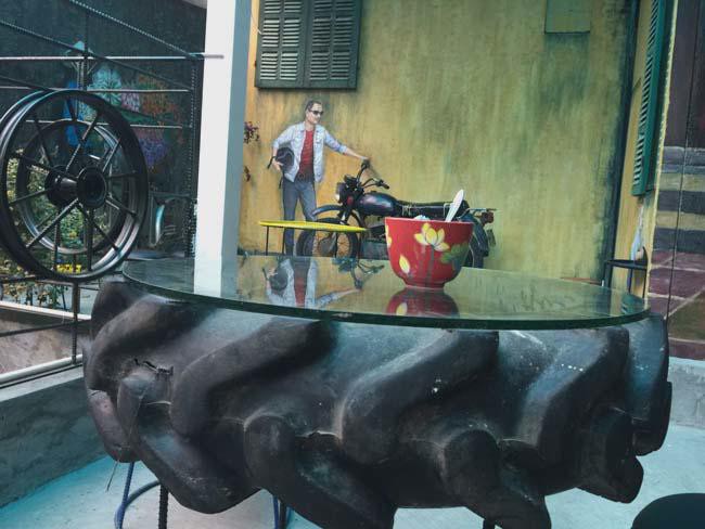 Chiếc lốp xe quá hạn sử dụng cũng được chủ quán biến thành chiếc bàn.