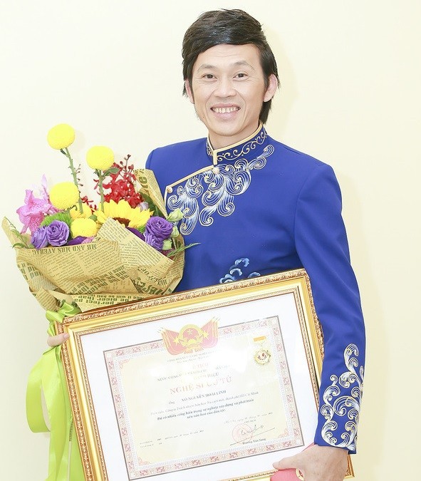 Nghệ sĩ hải ngoại Hoài Linh được trao tặng danh hiệu NSƯT (Ảnh: Tuổi trẻ)
