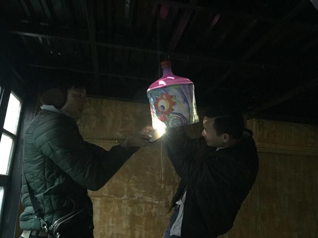 “Chiếc vỏ bình nước bỏ đi, tôi tận dụng lại sau đó trang trí thêm một chút nữa là trở thành cái đèn” - anh Thơ cho hay.