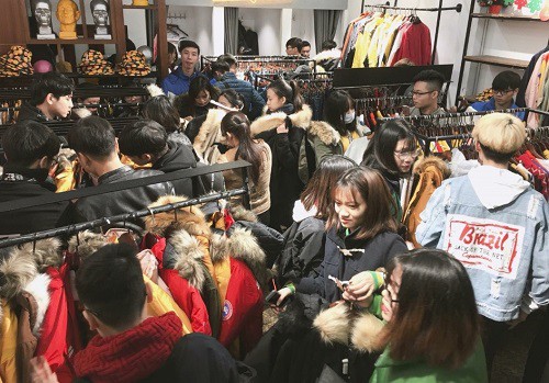 Cận Tết là dịp các cửa hàng đồ cũ bị quá tải bởi lượng người kéo đến rất đông.