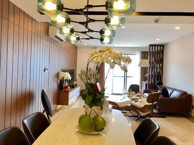 Trong căn hộ của mình, bạn gái của Cường Đôla lựa chọn tông màu nâu - trắng ấm cúng và sang trọng. Bức tường gỗ và bộ sofa da, ghế ăn cùng tone màu mang đến cho phòng khách - ăn của Top 6 Vietnams Next Top Model 2010 sự hài hòa và thống nhất.