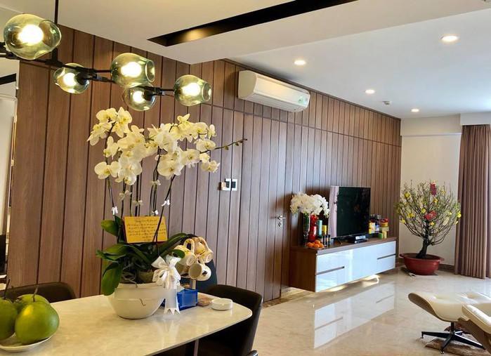 Toàn bộ khu vực tường phòng khách được ốp gỗ nâu rất sang trọng.