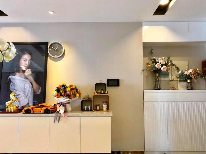 Đàm Thu Trang trang trí rất nhiều bình hoa đẹp trong nhà.