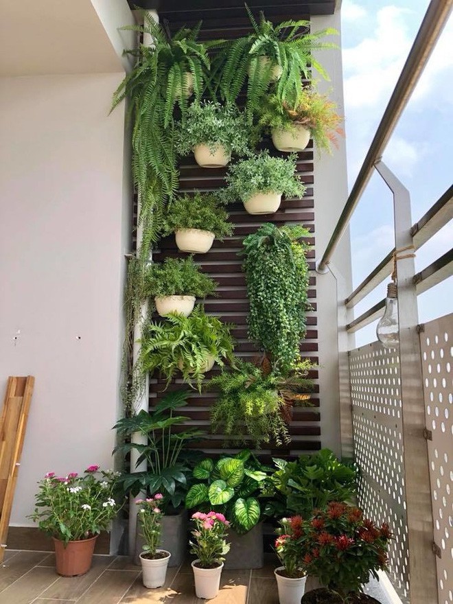 Không chỉ chú trọng đến không gian trong nhà, người đẹp còn dành thời gian và công sức trang trí cho khu vực ban công để biến nó thành một góc nghỉ ngơi thư giãn lý tưởng. Đặc biệt với góc view tuyệt đẹp nhìn xuống thành phố, đây thực sự là góc nghỉ nhiều người phải ghen tị.