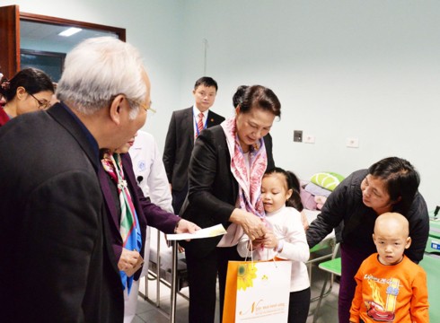 Chủ tịch Quốc hội Nguyễn Thị Kim Ngân đã trao 100 suất quà cho các bệnh nhi ung thư đang điều trị tại Bệnh viện Nhi Trung ương
