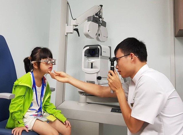 
Đo mắt cho trẻ cần được thực hiện bởi những người có chuyên môn cao để đem lại kết quả chính xác. Ảnh: V.Thu

