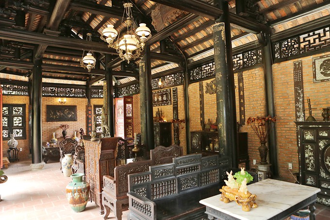 Nội thất không chỉ do tự tay gia chủ mua mà còn do bạn bè thân thiết mang tặng. Tôi đến nhiều nơi, thấy các vật dụng hợp mắt thì mua, không đủ tiền thì xin số điện thoại rồi tìm cách liên lạc để mua sau, anh tâm sự.