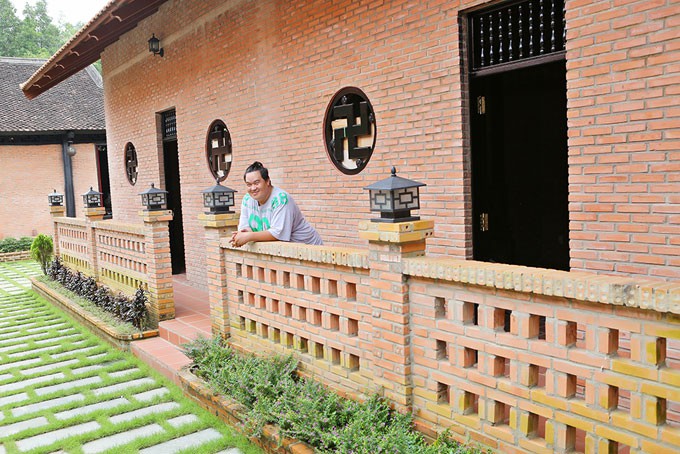 Hoàng Mập rất mãn nguyện khi xây được căn nhà xưa đúng mơ ước từ lâu của anh.