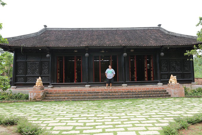 Căn nhà được xây trên mảnh đất rộng hơn 1.600 m2 (bề ngang 25 m, bề dài 65 m). Anh tận dụng đất mua sẵn để xây gia trang, vừa làm chỗ ở vừa dùng để làm địa điểm quay phim có bối cảnh cổ xưa. Nhà vừa được hoàn thành vào tháng 8, có hai cổng chính - phụ.