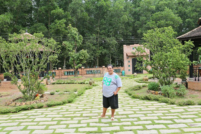 Bao quanh nhà là khu vườn rộng rãi, trồng nhiều loại cây cảnh và cây ăn trái, tạo khoảng xanh mát mắt.