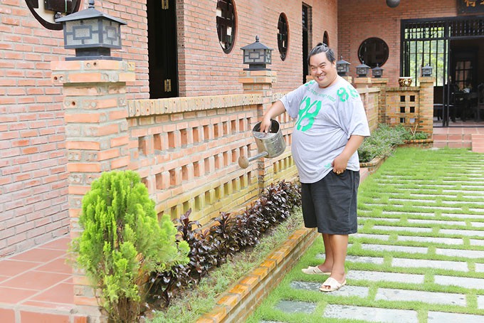 Vì yêu thích khung cảnh yên bình và không khí trong lành, Hoàng Mập trồng cây xanh bao phủ khắp ngôi nhà. Anh muốn gia đình và khách viếng thăm cảm nhận sự nên thơ, yên tĩnh của vùng quê. Tất cả đều phủ màu xanh tươi mát.