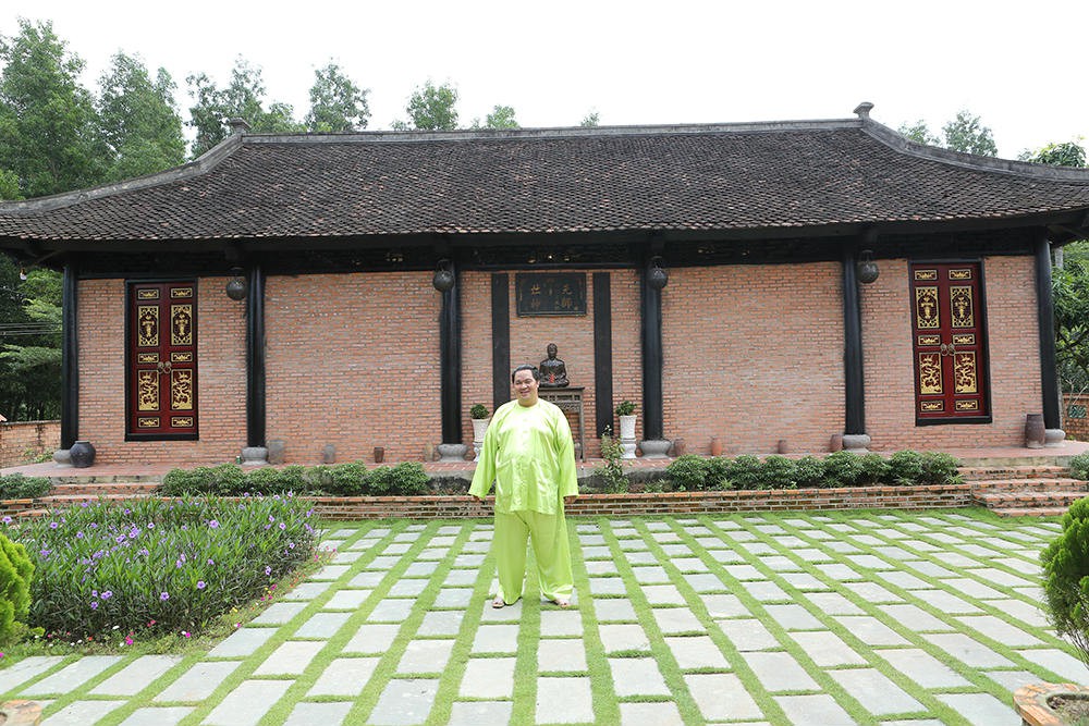 Bên trong, có những gian đối lập, nằm tách biệt để phục vụ cho phim trường hoặc làm nơi thờ gia tiên.