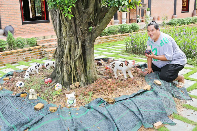Dưới các gốc cây cổ thụ diễn viên Chàng mập nghĩa tình đặt nhiều lợn sứ là con giáp trùng với tuổi của anh.