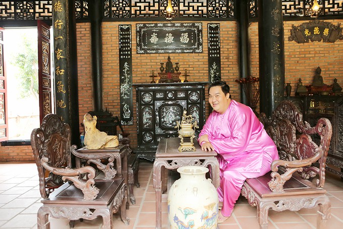 Phòng khách cũng là phòng thờ được gia chủ bày biện nhiều đồ gỗ. Diễn viên cho sắp đặt ba bộ bàn ghế để khách đến có thể thoải mái chọn chỗ ngồi.