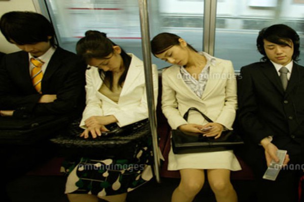 
Thói quen tranh thủ thời gian ngủ trên tàu điện ngầm.
