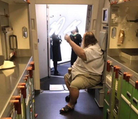 Vị h&agrave;nh kh&aacute;ch tr&ecirc;n chuyến bay của h&atilde;ng h&agrave;ng kh&ocirc;ng EVA Air