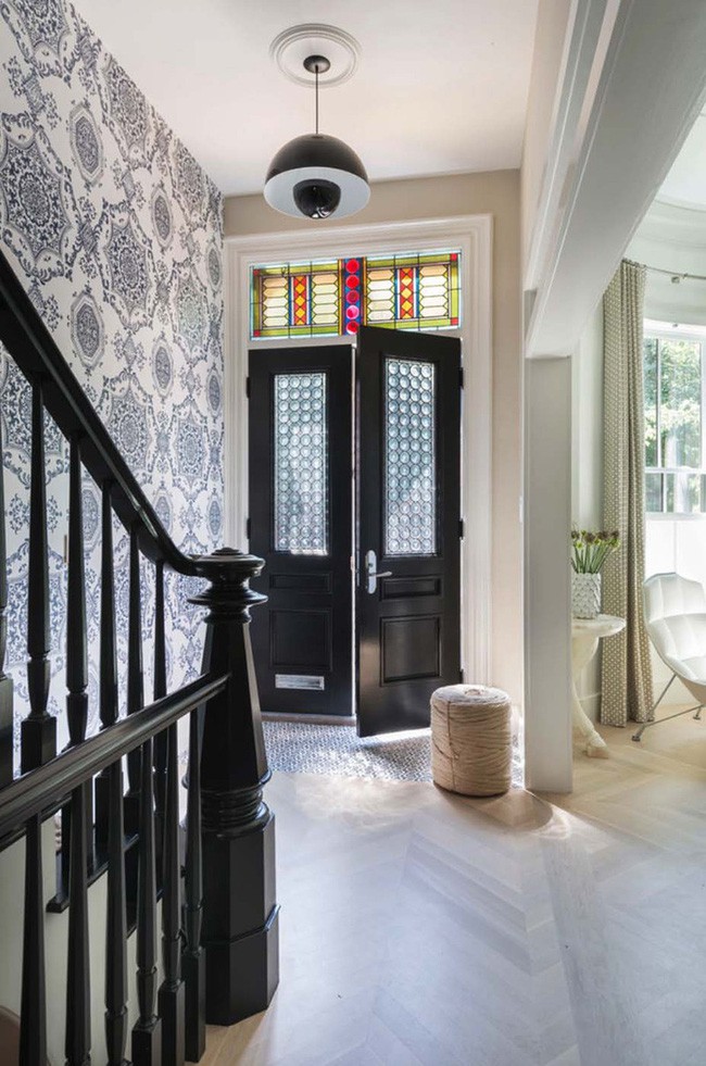 Sử dụng giấy dán tường là một cách làm đơn giản, chi phí thấp nhưng lại mang đến hiệu quả rõ rệt cho lối vào nhà.