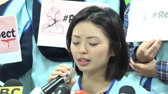 Nữ tiếp vi&ecirc;n kể về trải nghiệm của m&igrave;nh tại một cuộc họp b&aacute;o